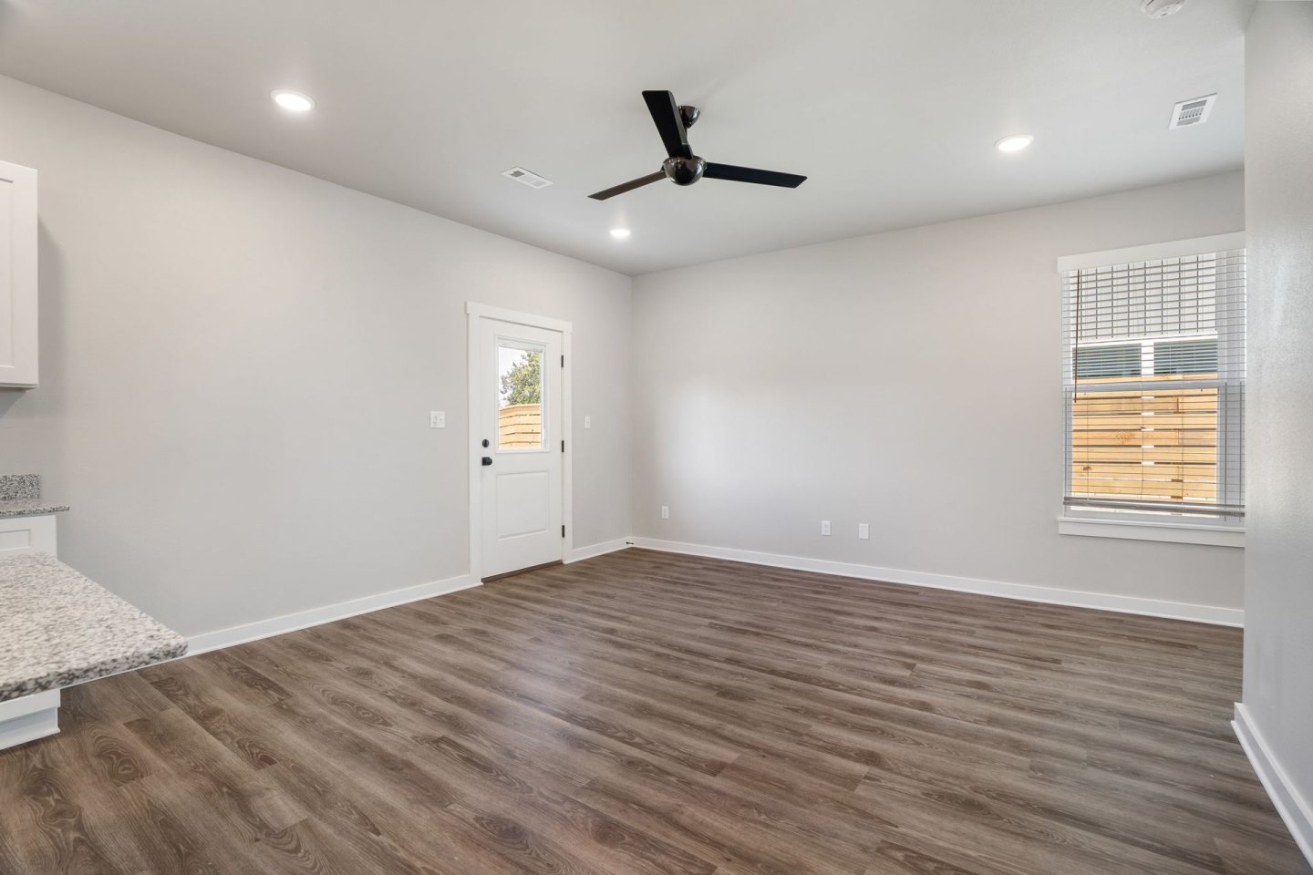 BIRDMASTER DRIVE RESIDENCES Image 2