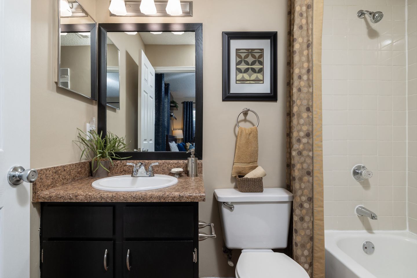 District at Hamilton Place Apartments Image 7