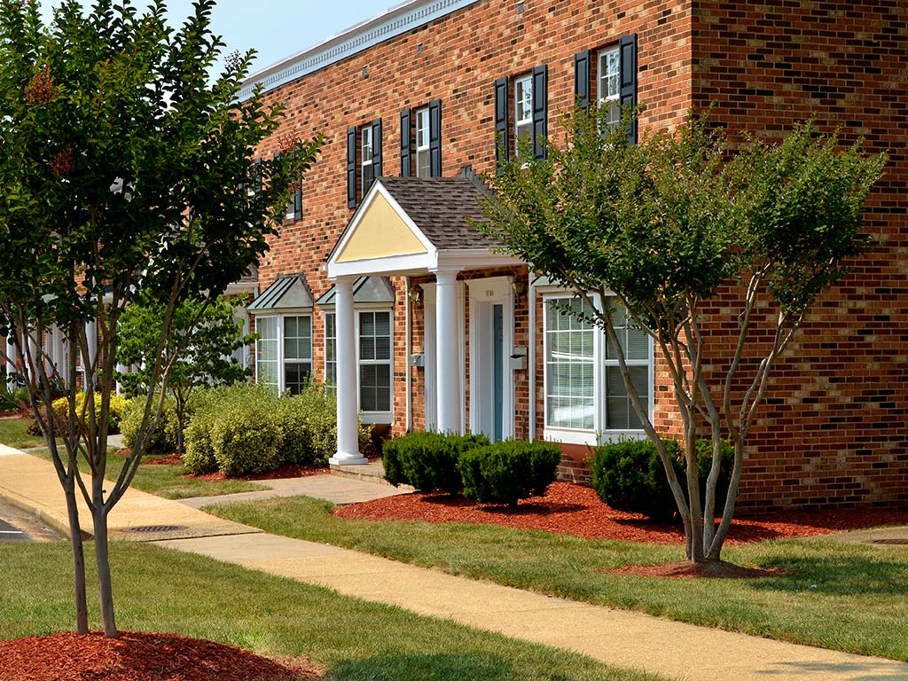 Gainsborough Court, Churchill Mews, and Copperfield Square Apartments & Townhomes Image 1