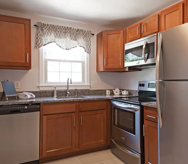 Colonial Village Apartments Image 12