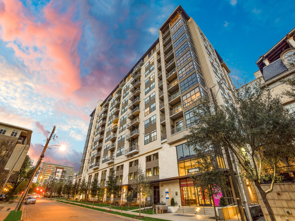 Residences at The Grove Image 19