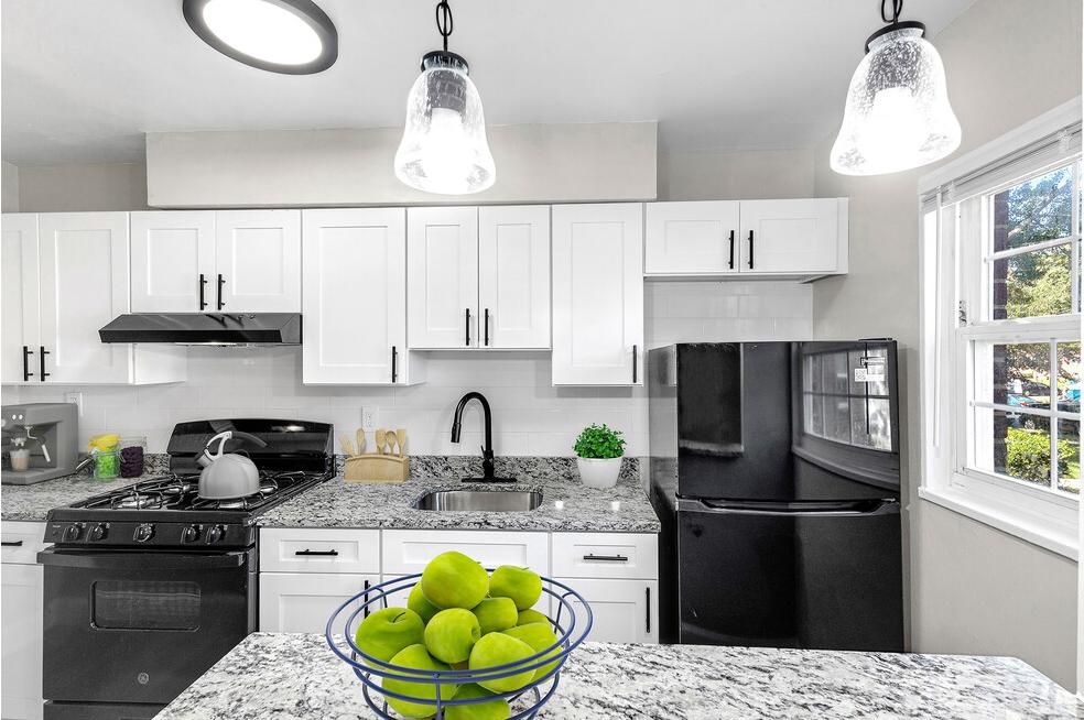Laurel Court Apartments Image 1