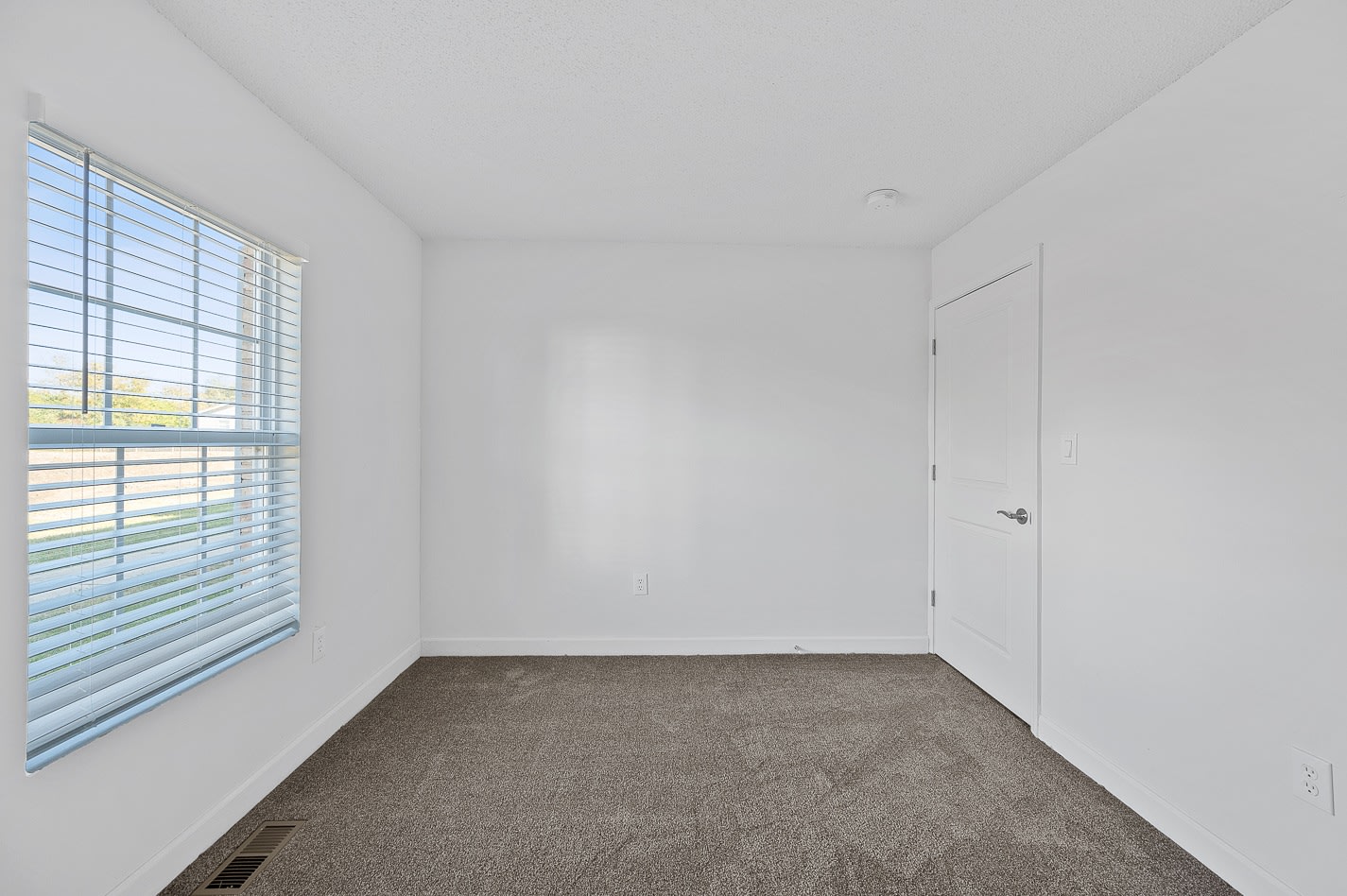 Apartments at Urbana Image 6