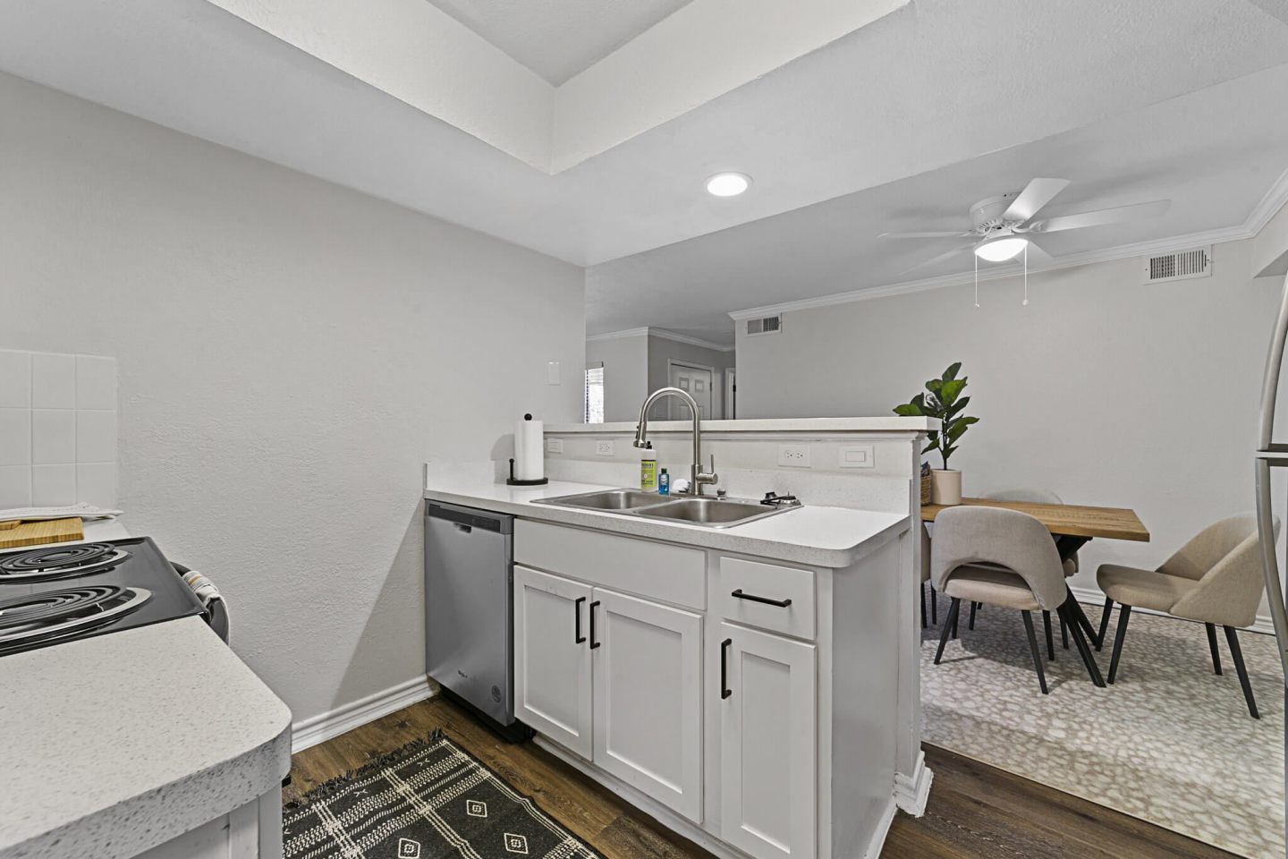 Lakeside Apartments Image 10