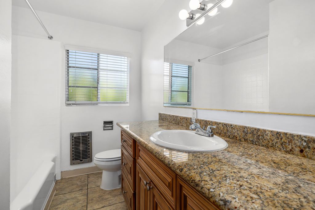 Colonial Manor Image 20