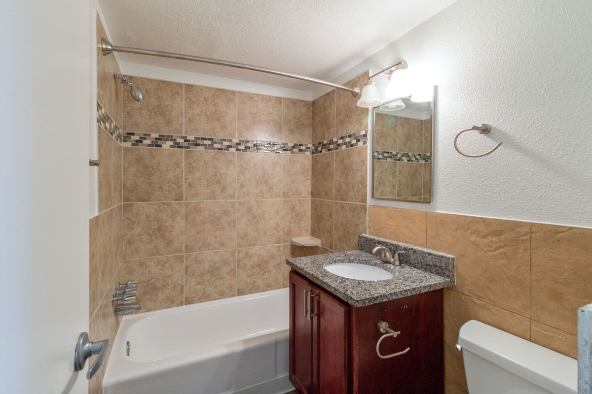 1140-60 S. Bellaire. Image 11