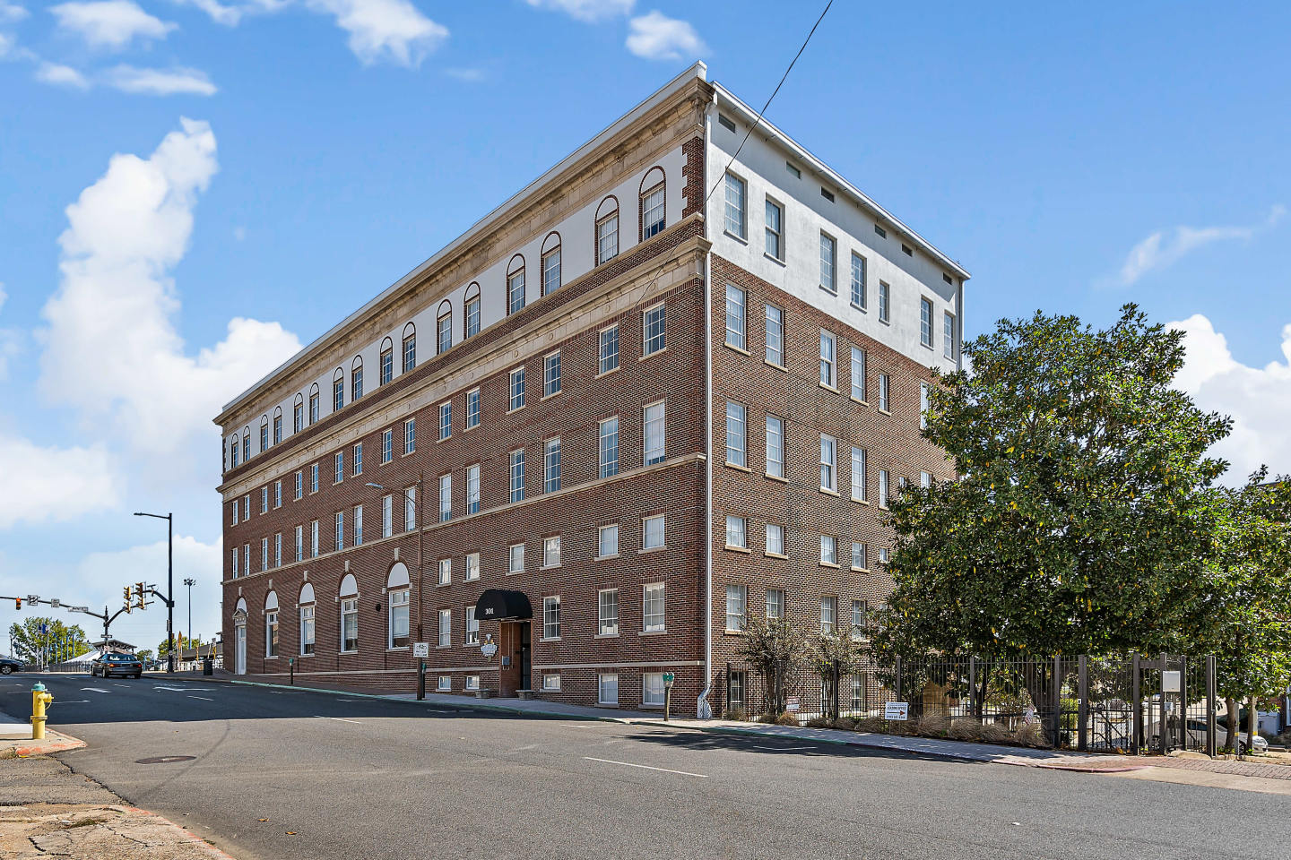 United Jewelers and Lee Hardware Apartments Image 41