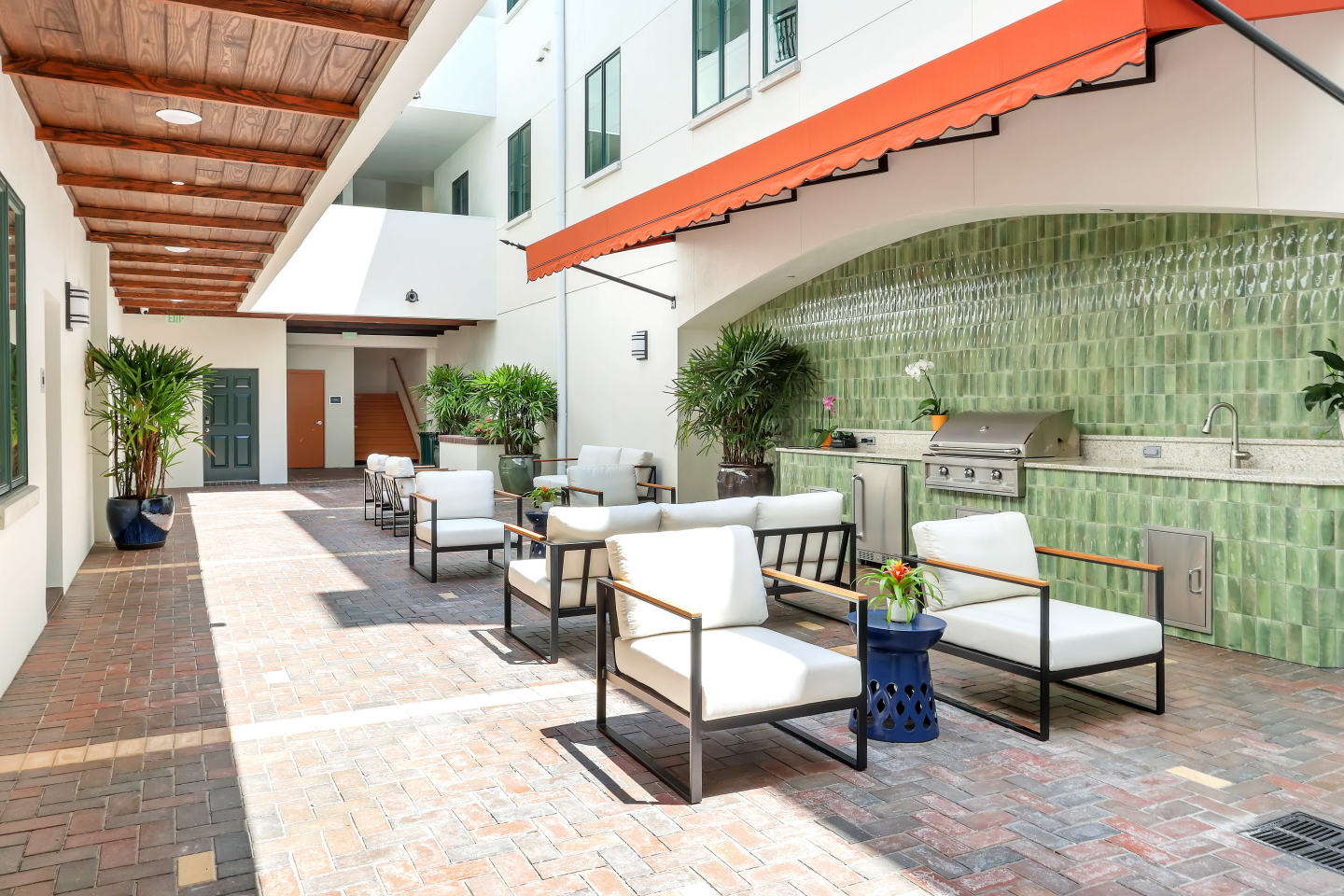 Smith + Main Boutique Living Image 15