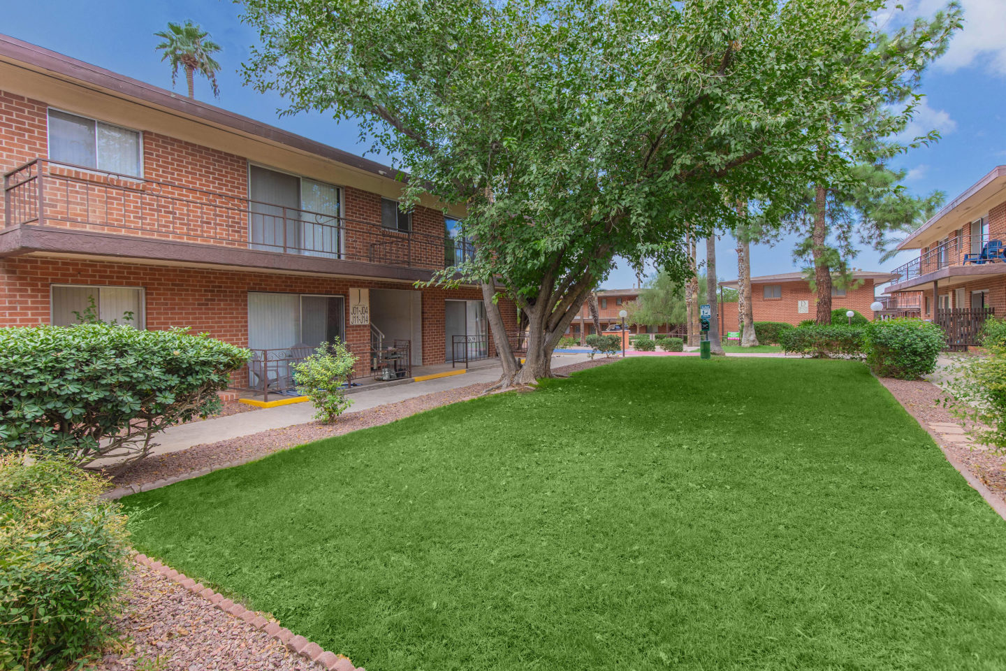 Country Club Apartments Image 20