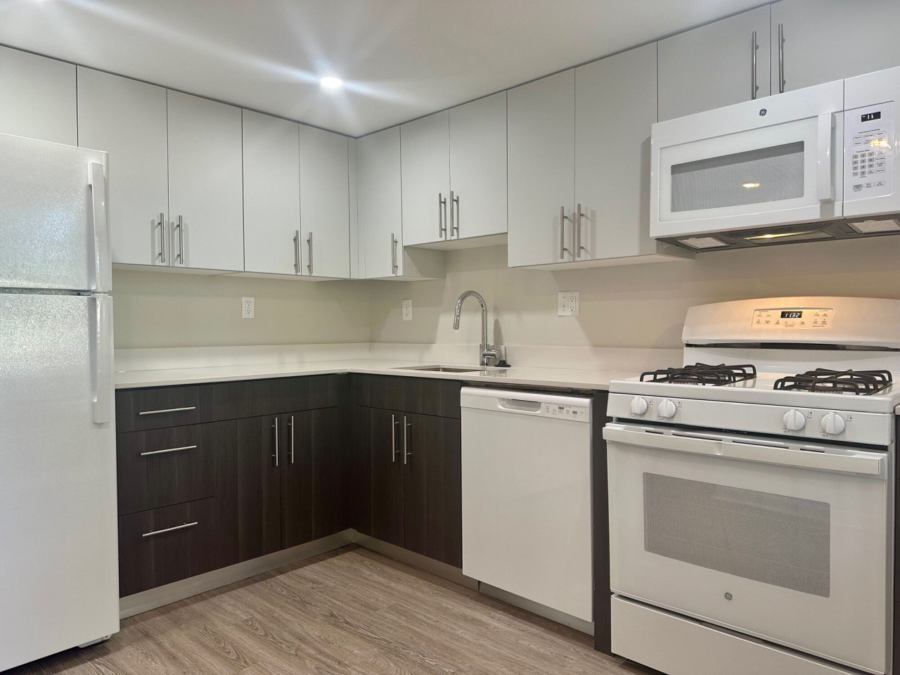 Lakeside Apartments Image 1