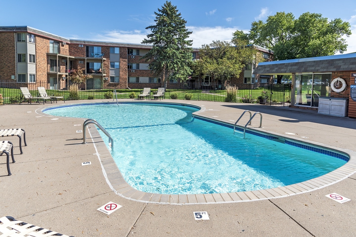 Burgundy & Hillsboro Apartments Image 9