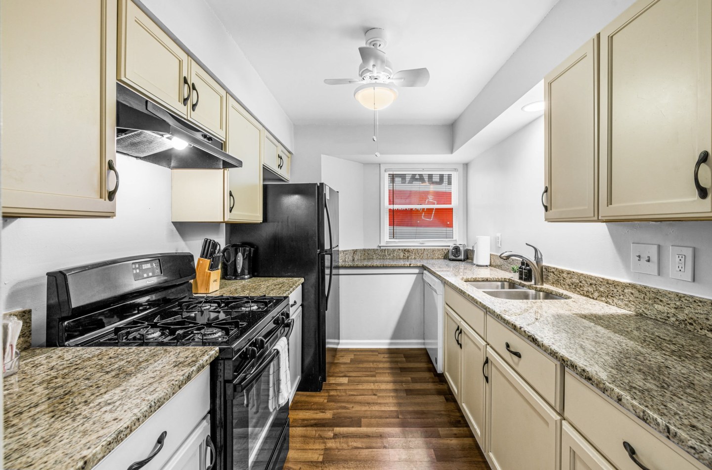 887 Juniper St Image 17