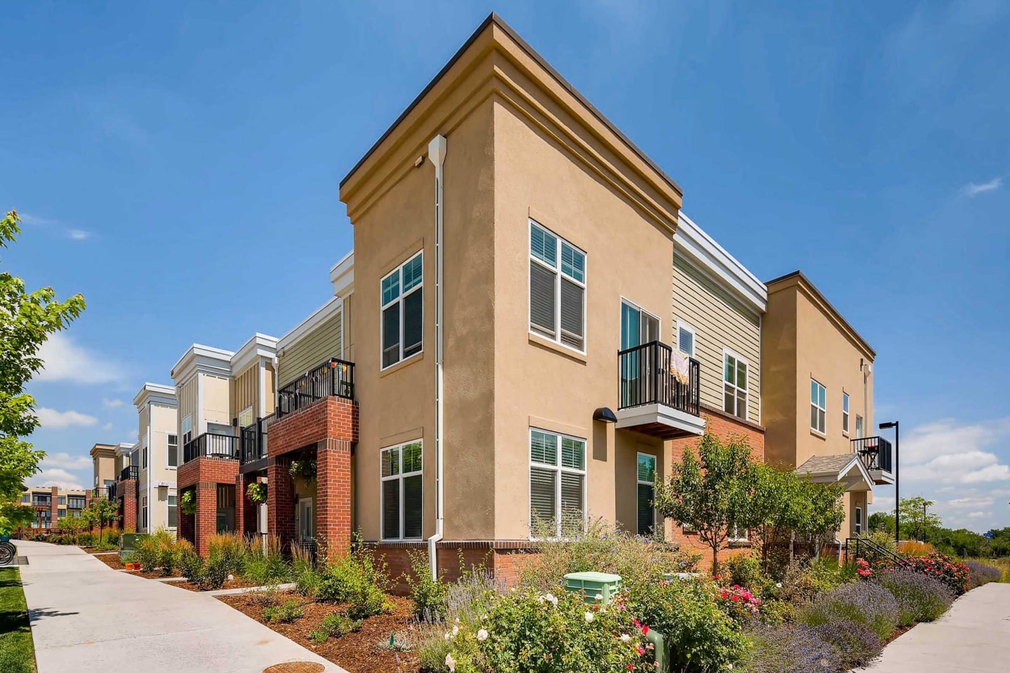 Violet on Broadway Apartment Homes Image 1