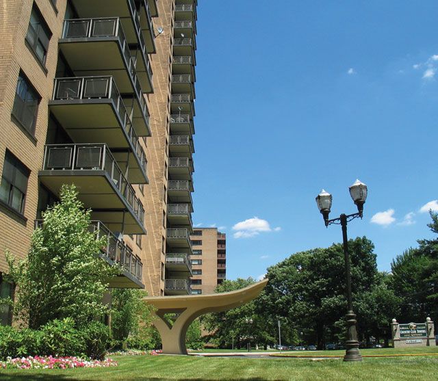 Country Club Towers Image 13