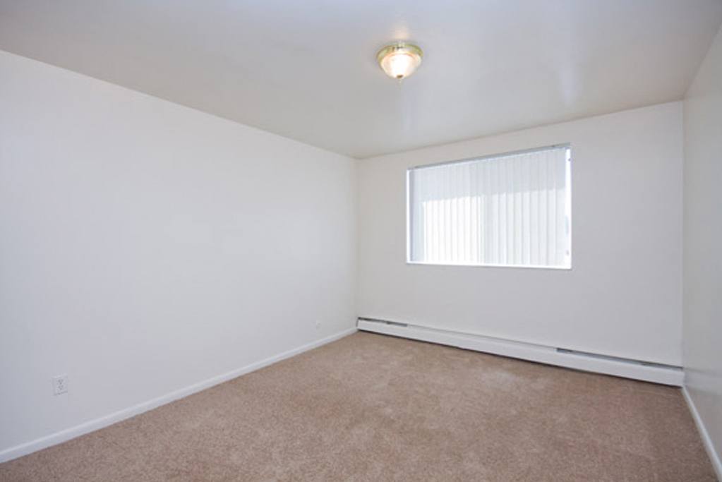 Bristol Square Apartments Image 3
