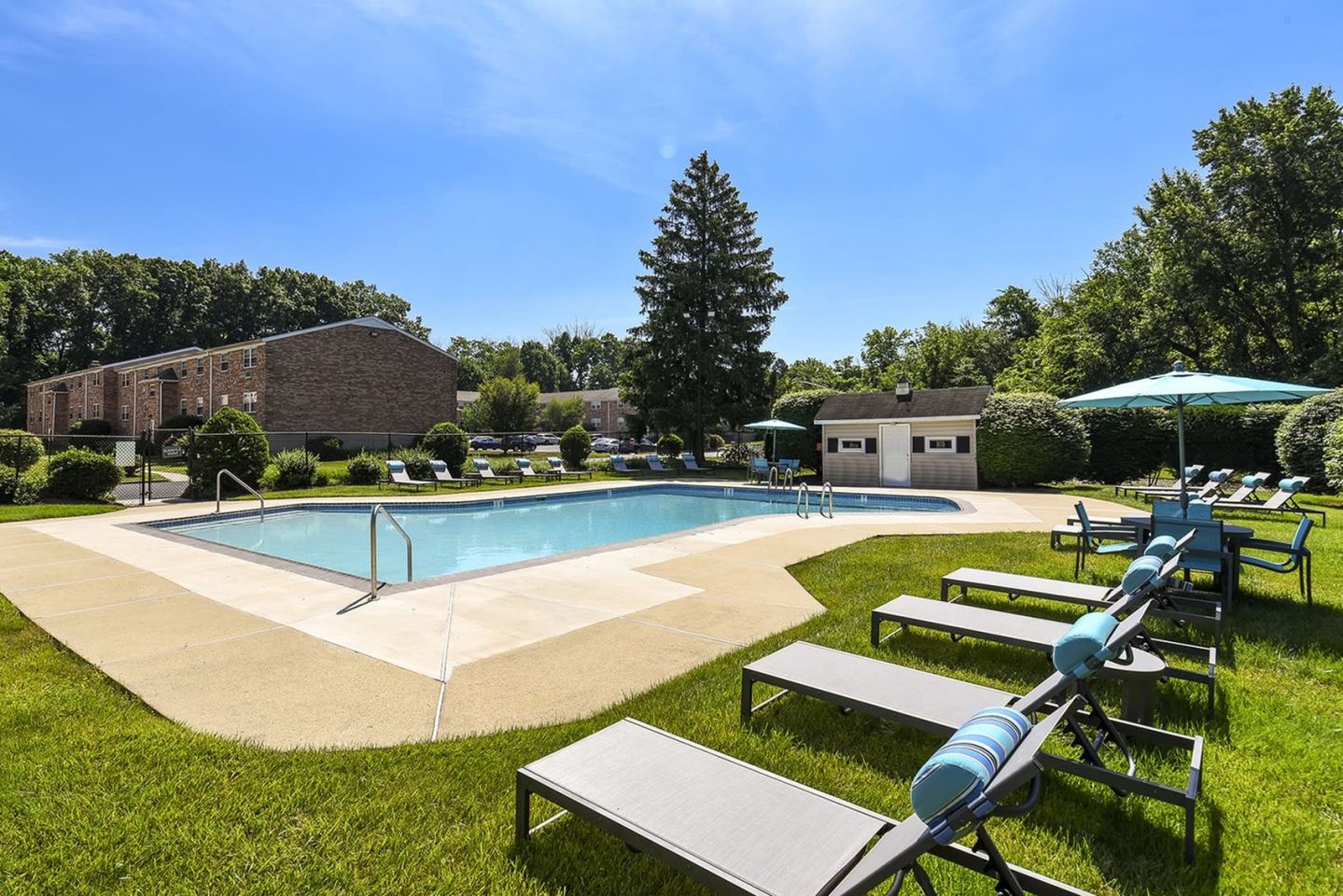 Village Green Apartments Image 9