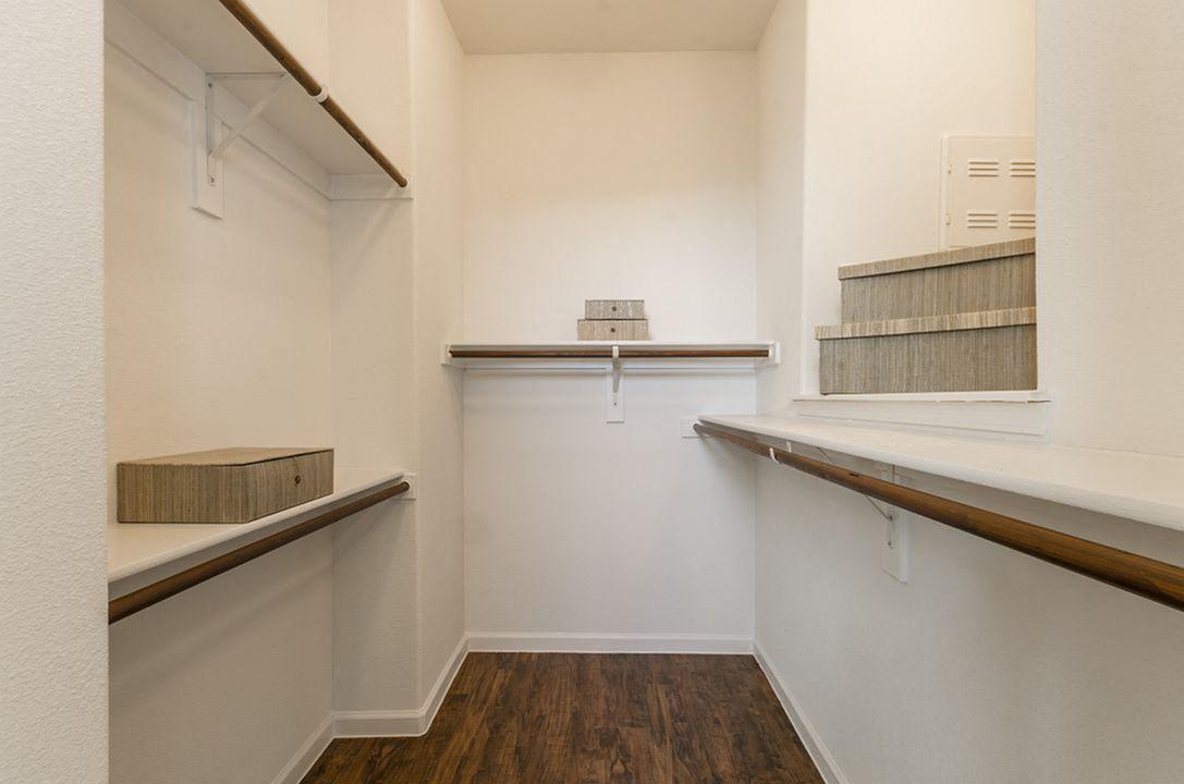 Berkshire Lakeway Image 16