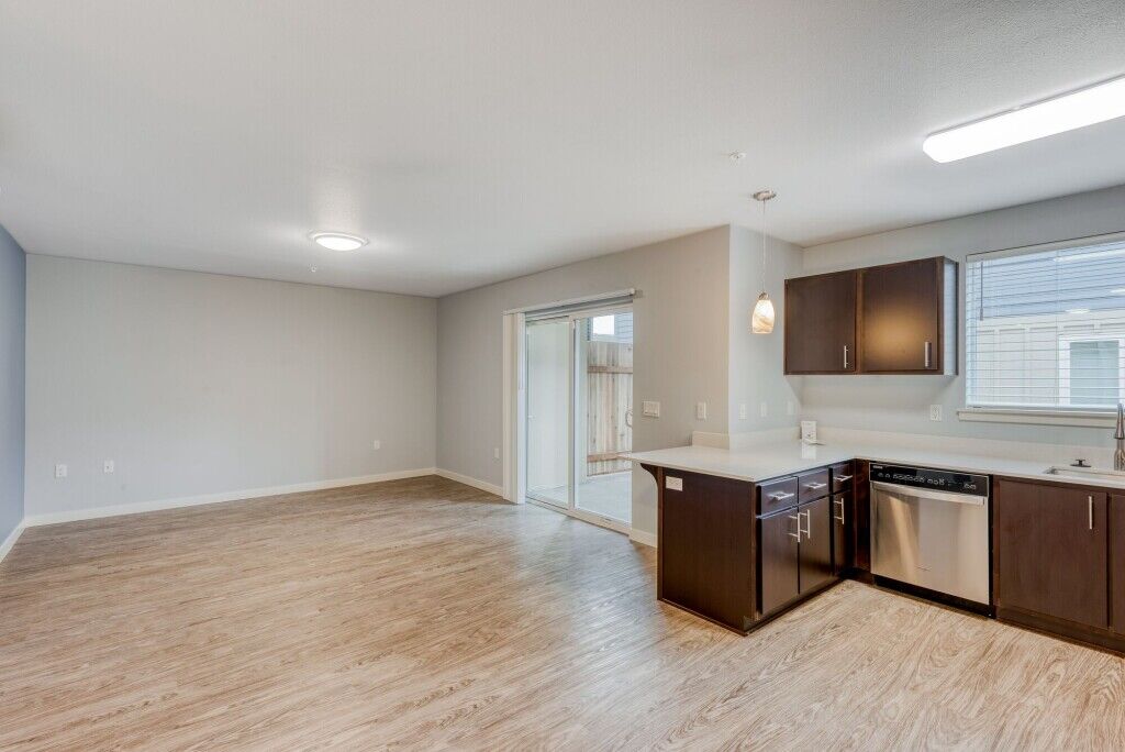 Queen Court Apartments Image 42