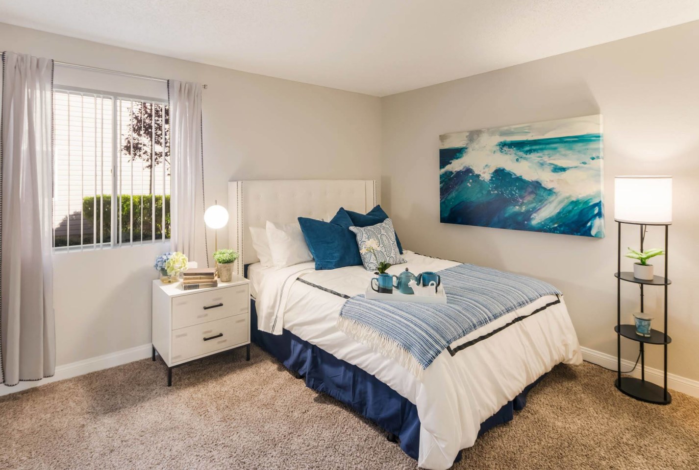 2900 Lux Apartment Homes Image 4