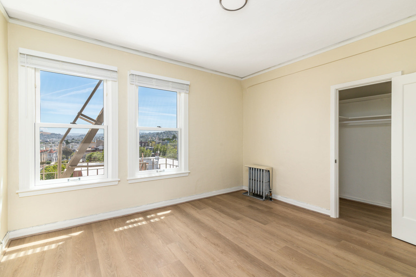 16 LAGUNA Image 9