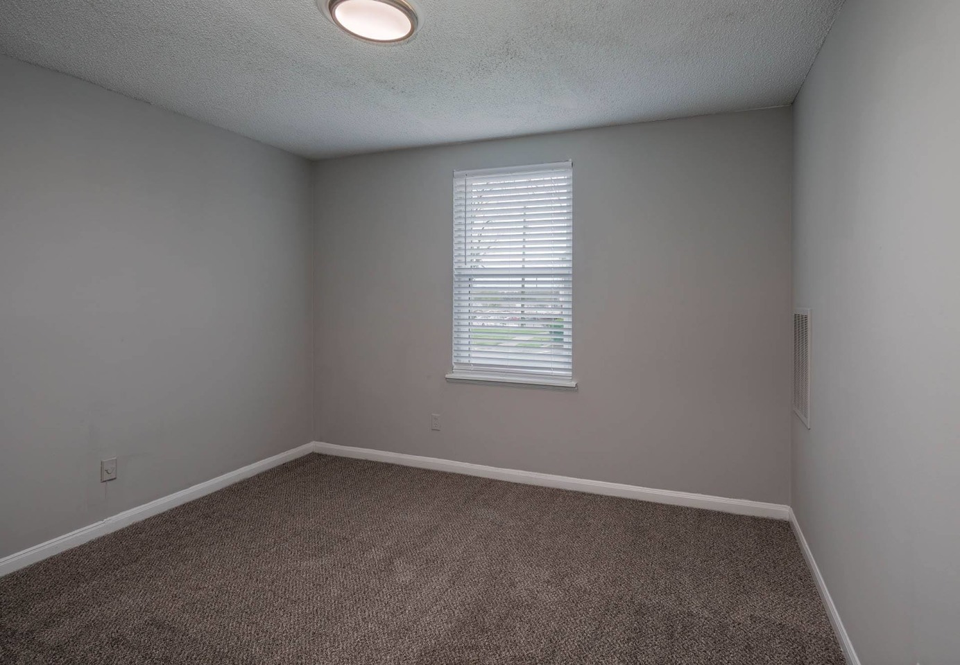 Dupont Avenue Apartments Image 11
