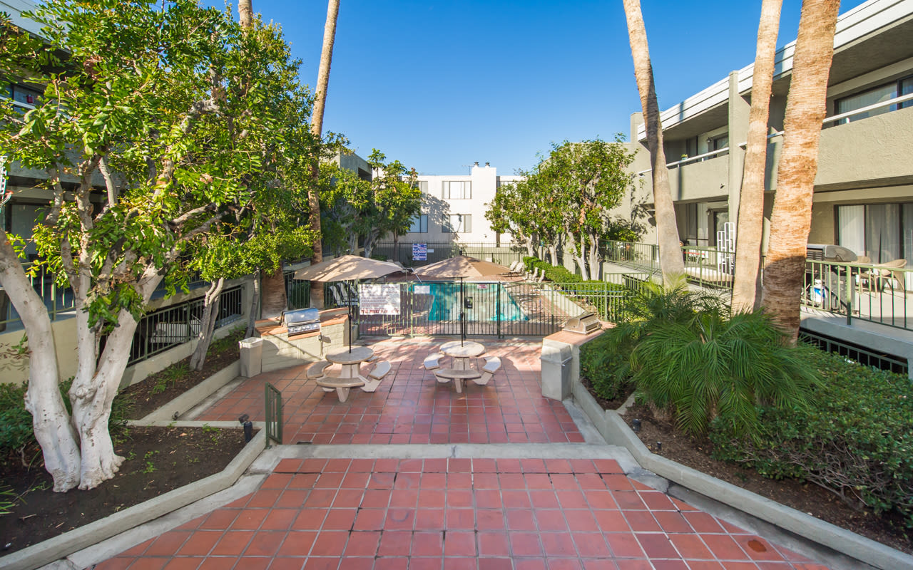 Encino Crest Apartments Image 4