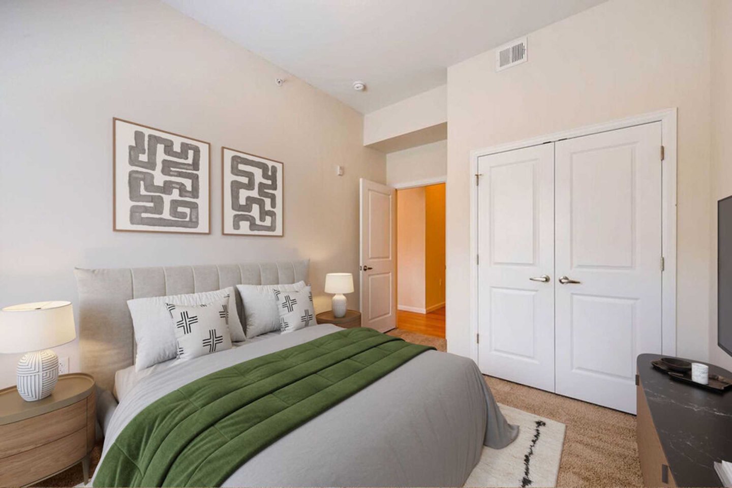 Violet on Broadway Apartment Homes Image 15