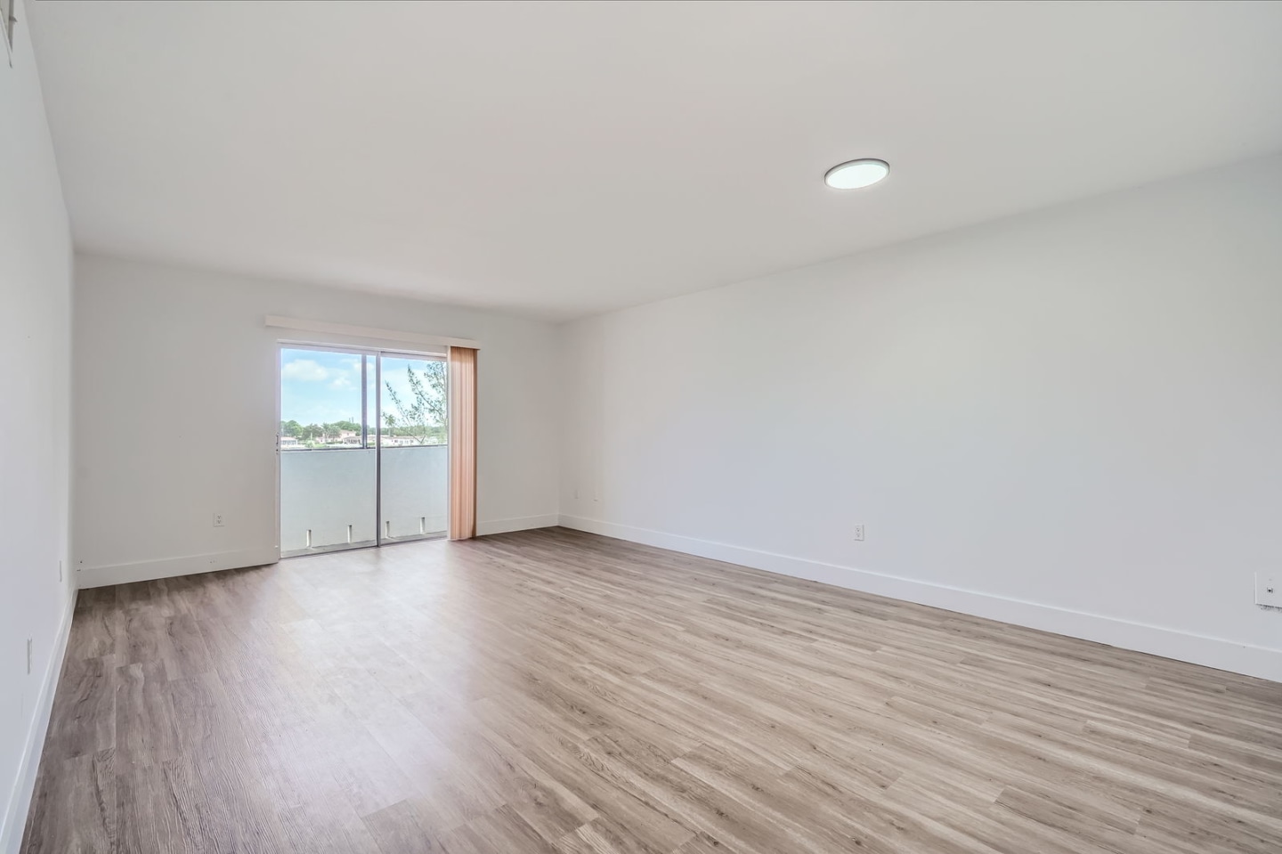 Lakeshore Presidential Apartments Image 6