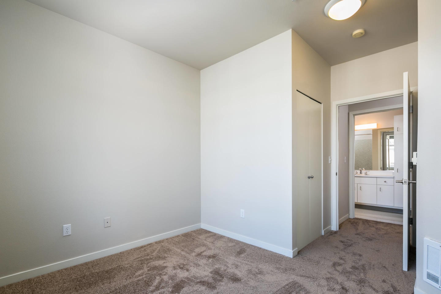 Pacific Pointe Apartments Image 15