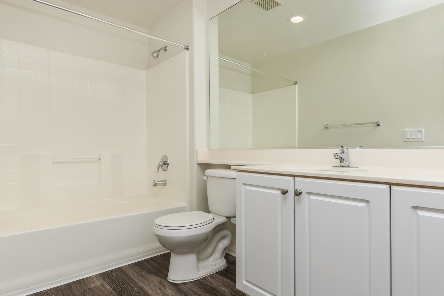 Laurel Terrace Apartment Homes Image 6