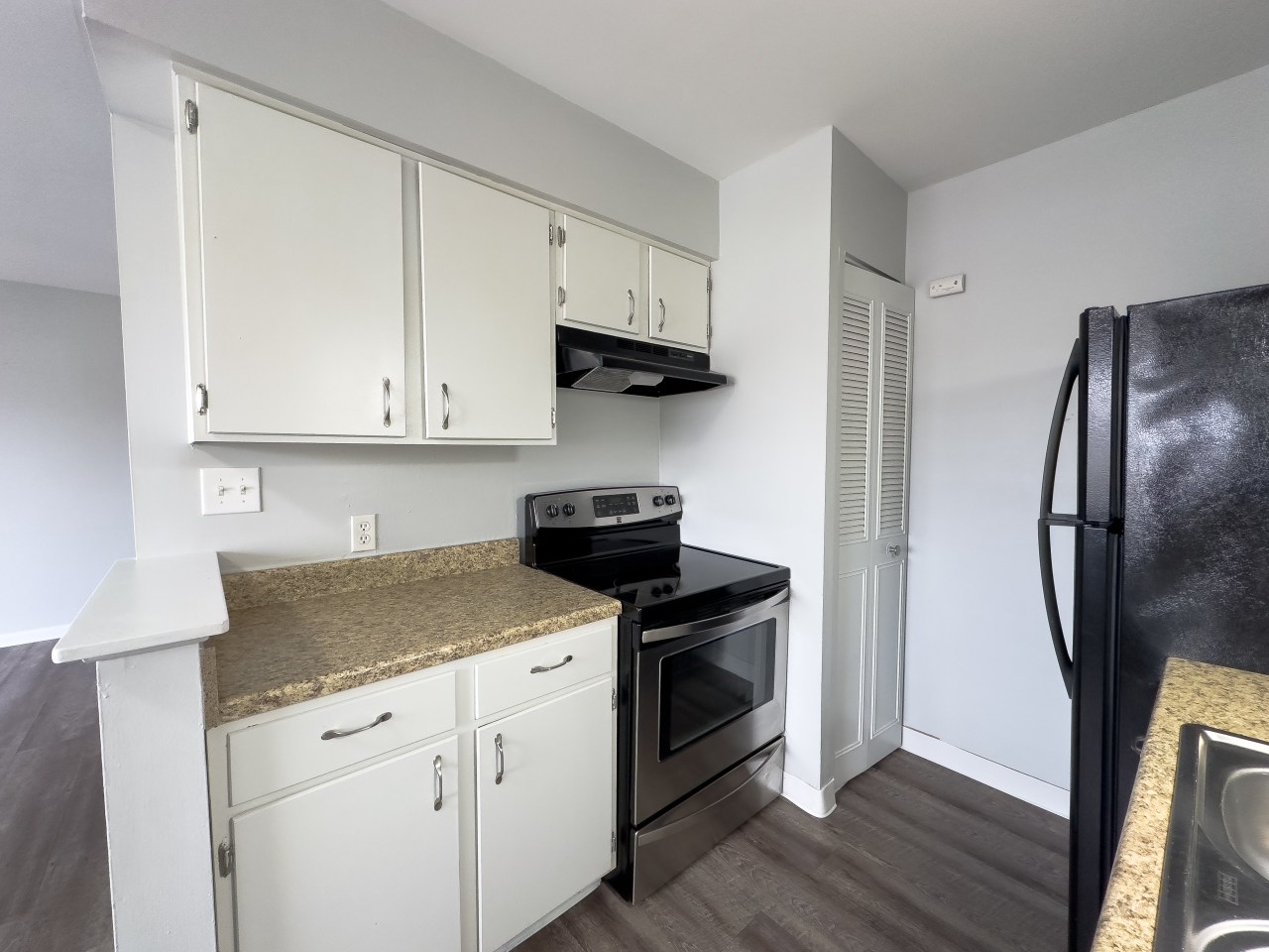 Somerset Villa Apartments Image 6