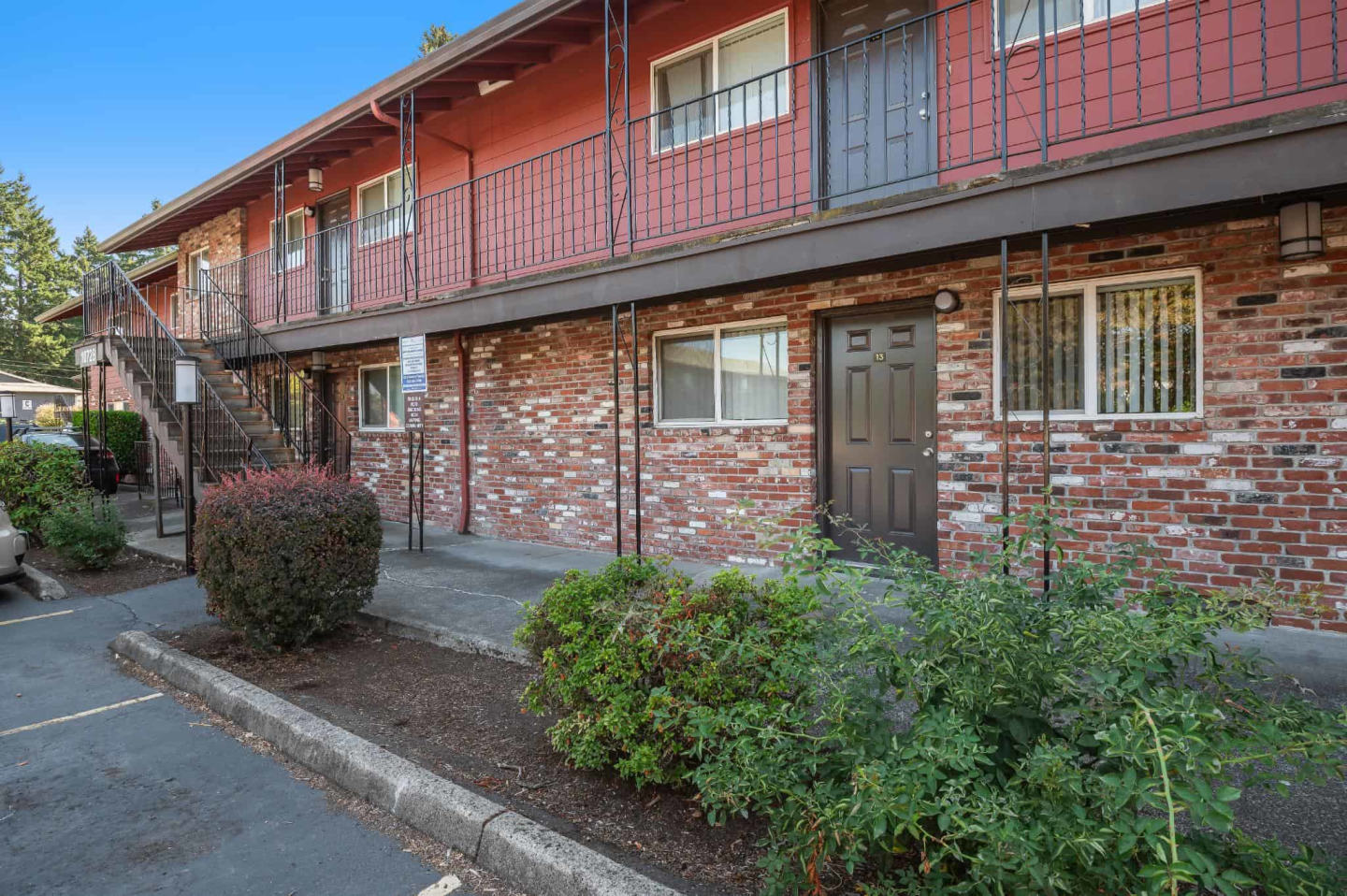 Colonial Villa Apartments Image 2