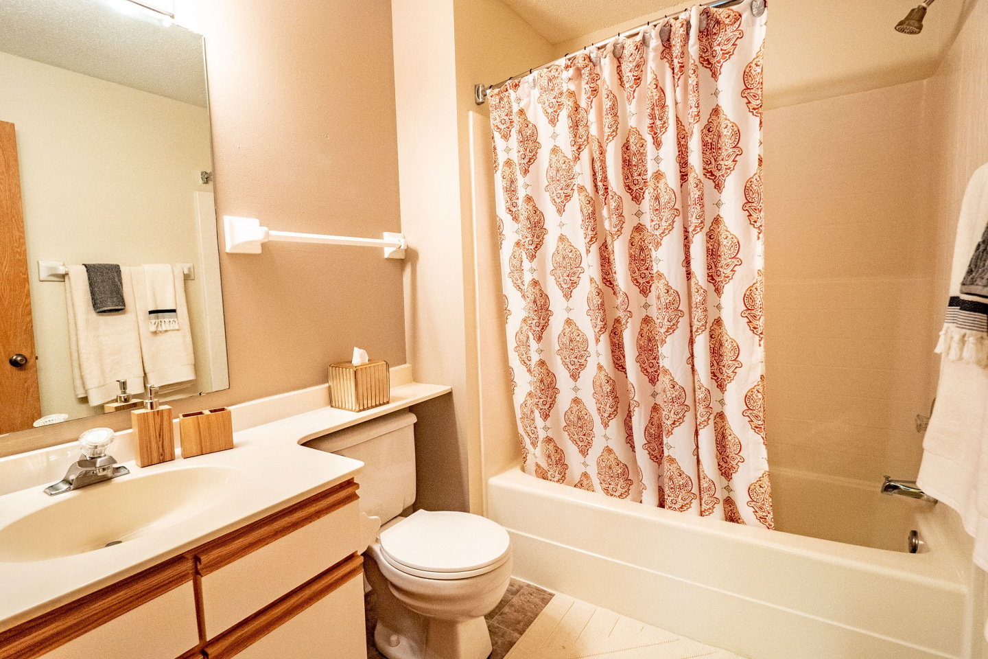 Plymouth Square at 37th Apartments Image 6