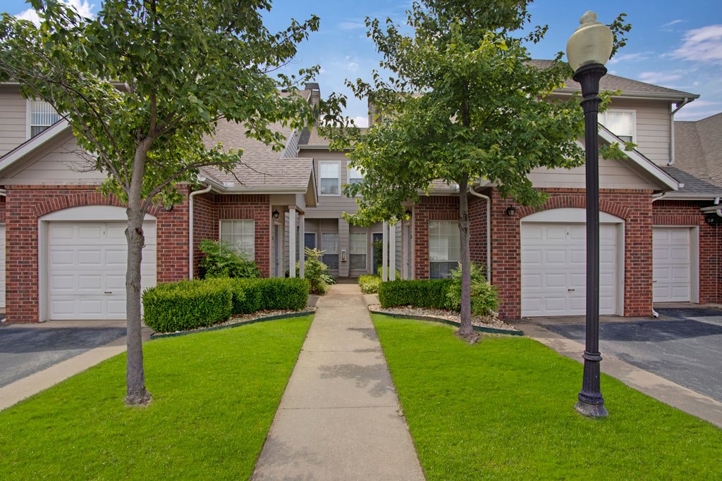 Lincoln Villas on Memorial Image 21