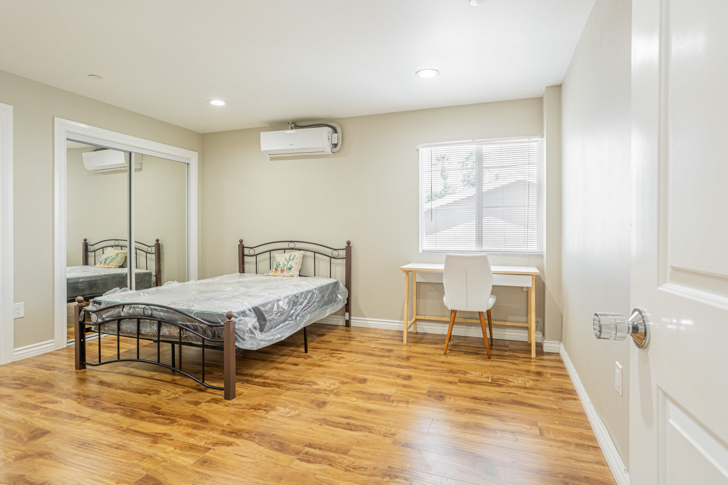 1201 W 36th Place Image 5