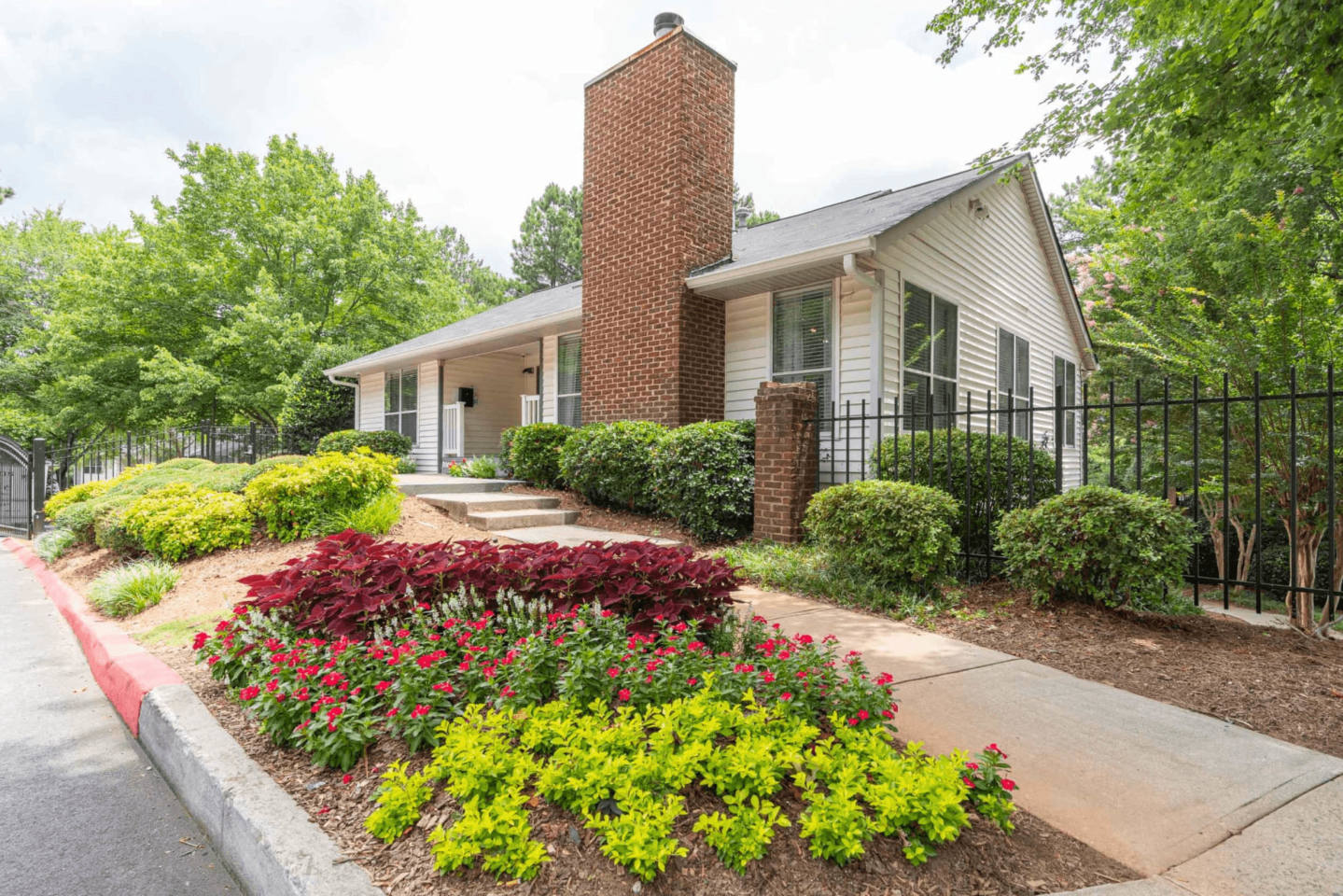 300 Riverside Apartment Homes Image 25