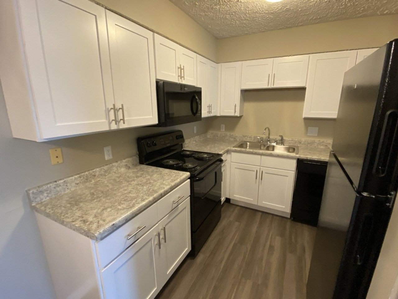 Cross Lakes Apartments Image 10