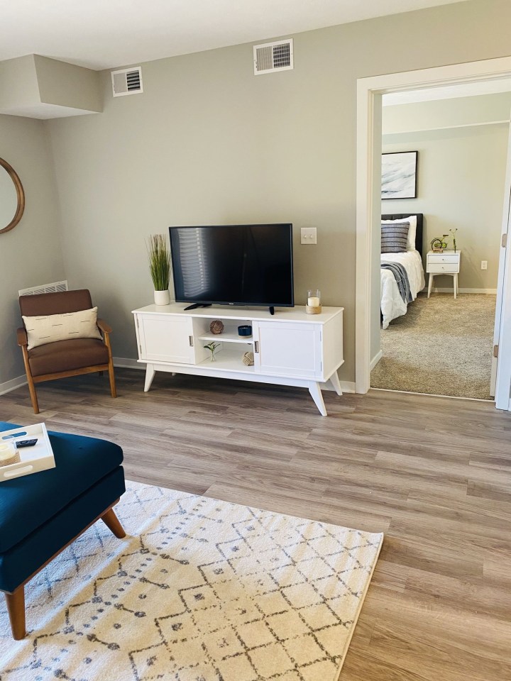 Lakeshore Flats Image 19