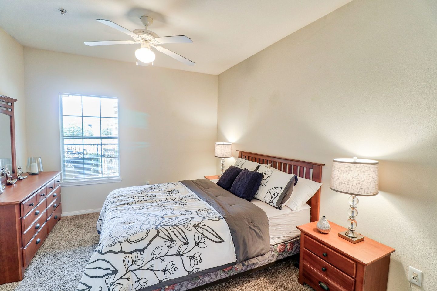 Lakeline Apartments Image 4
