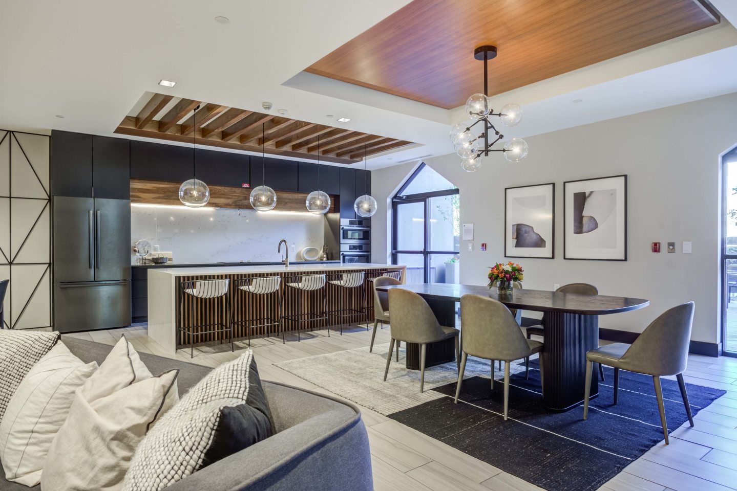 Skyrise Luxury Apartments Image 4