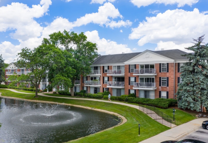 Versailles on the Lakes Oakbrook Image 3