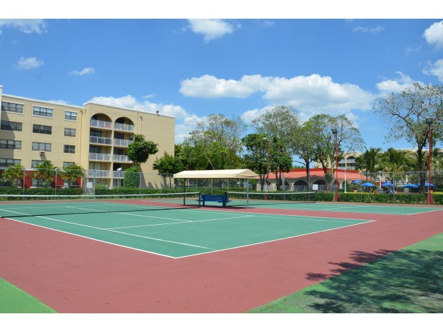 Country Club Towers Image 12