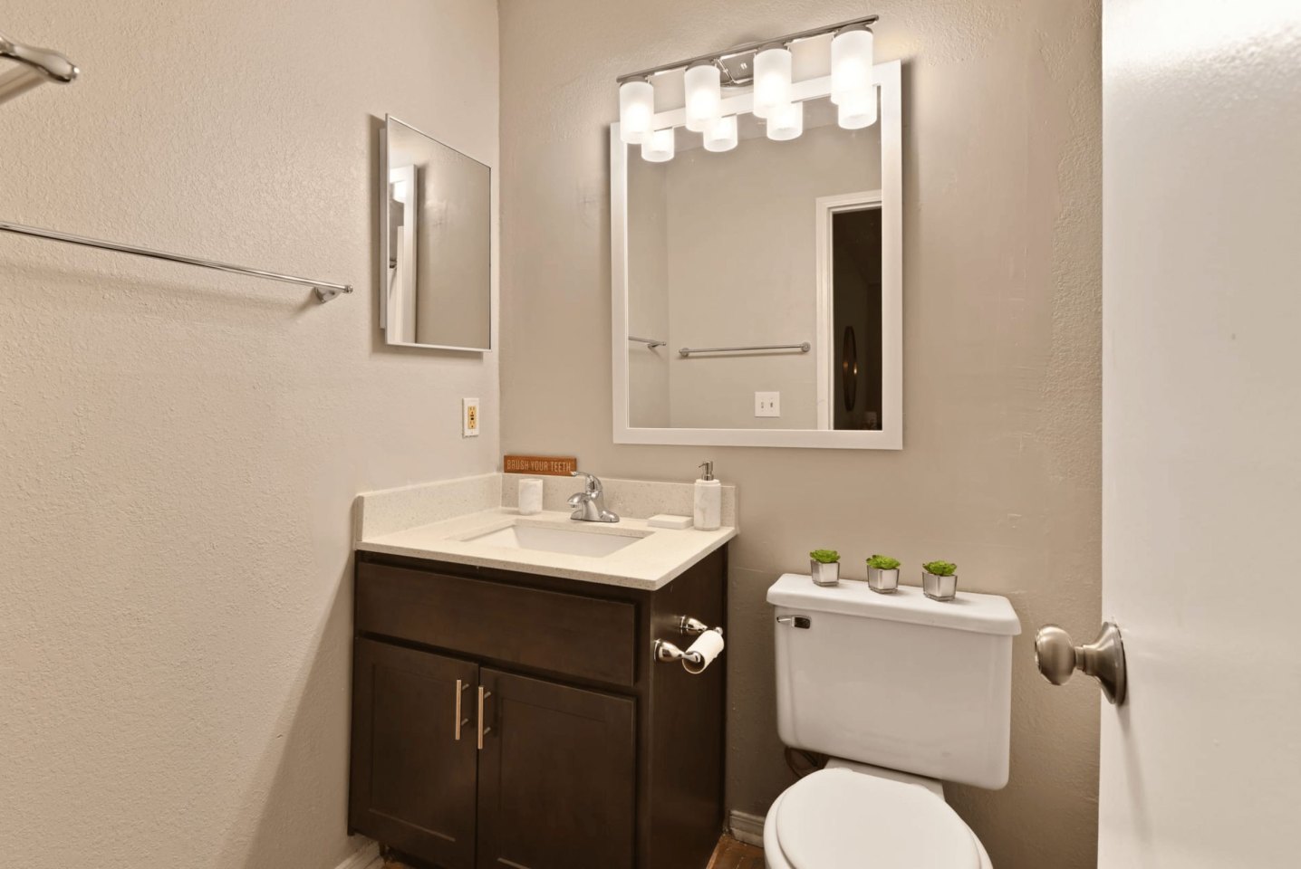 300 Riverside Apartment Homes Image 9