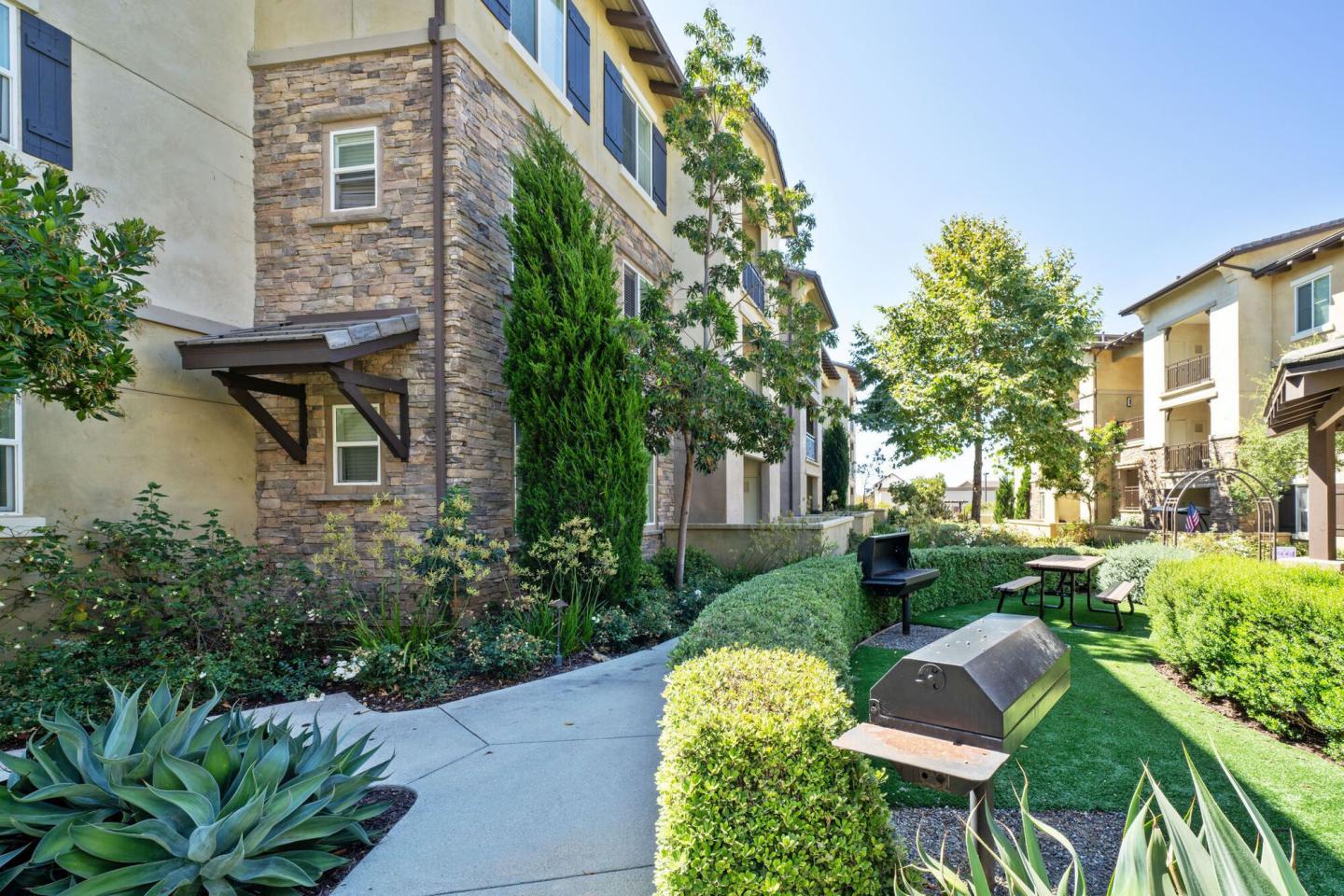 Hollister Village Image 46