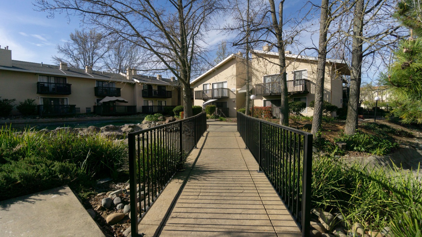 Edgewater Apartments Image 6