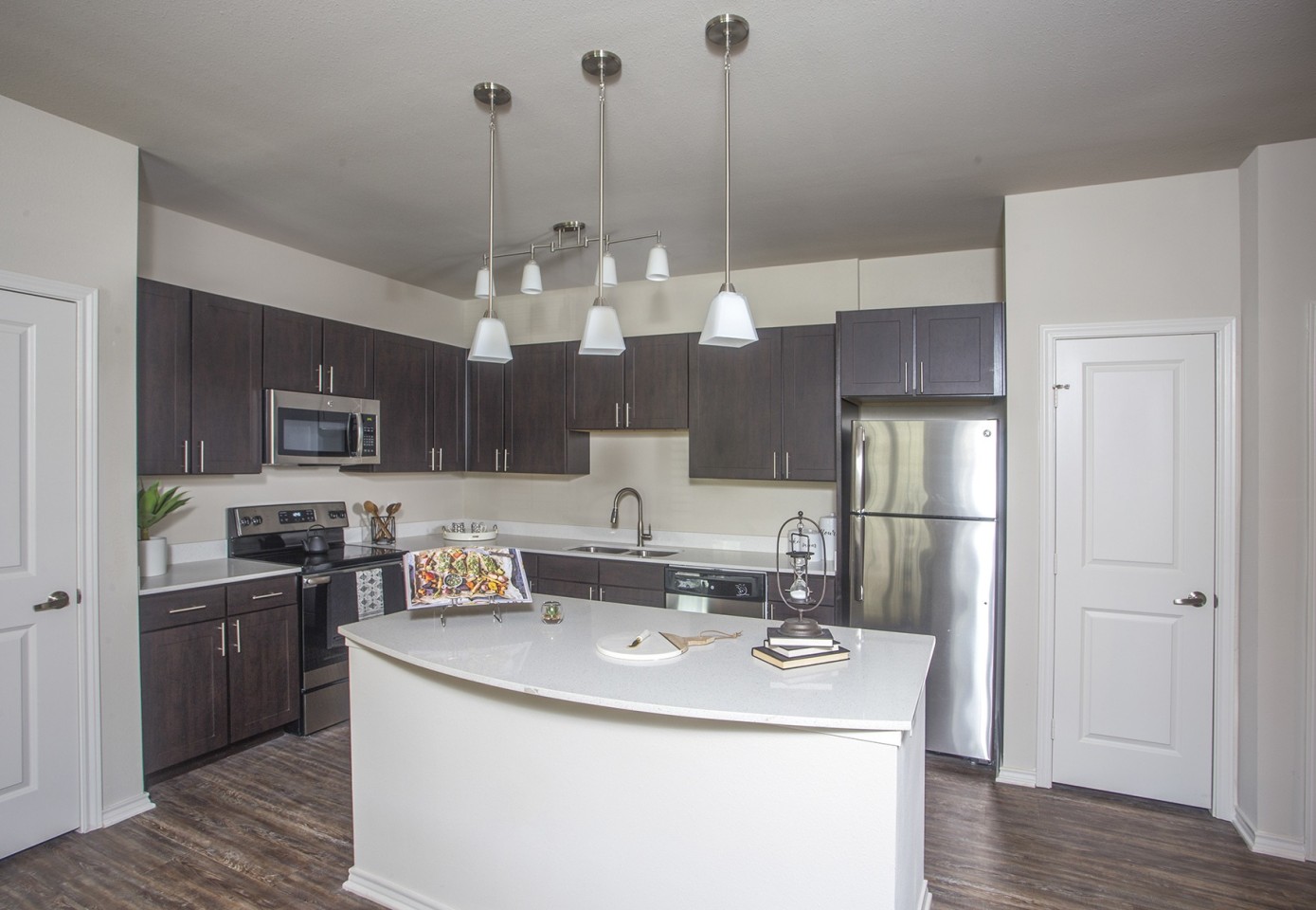 Lakeside Villas Image 1