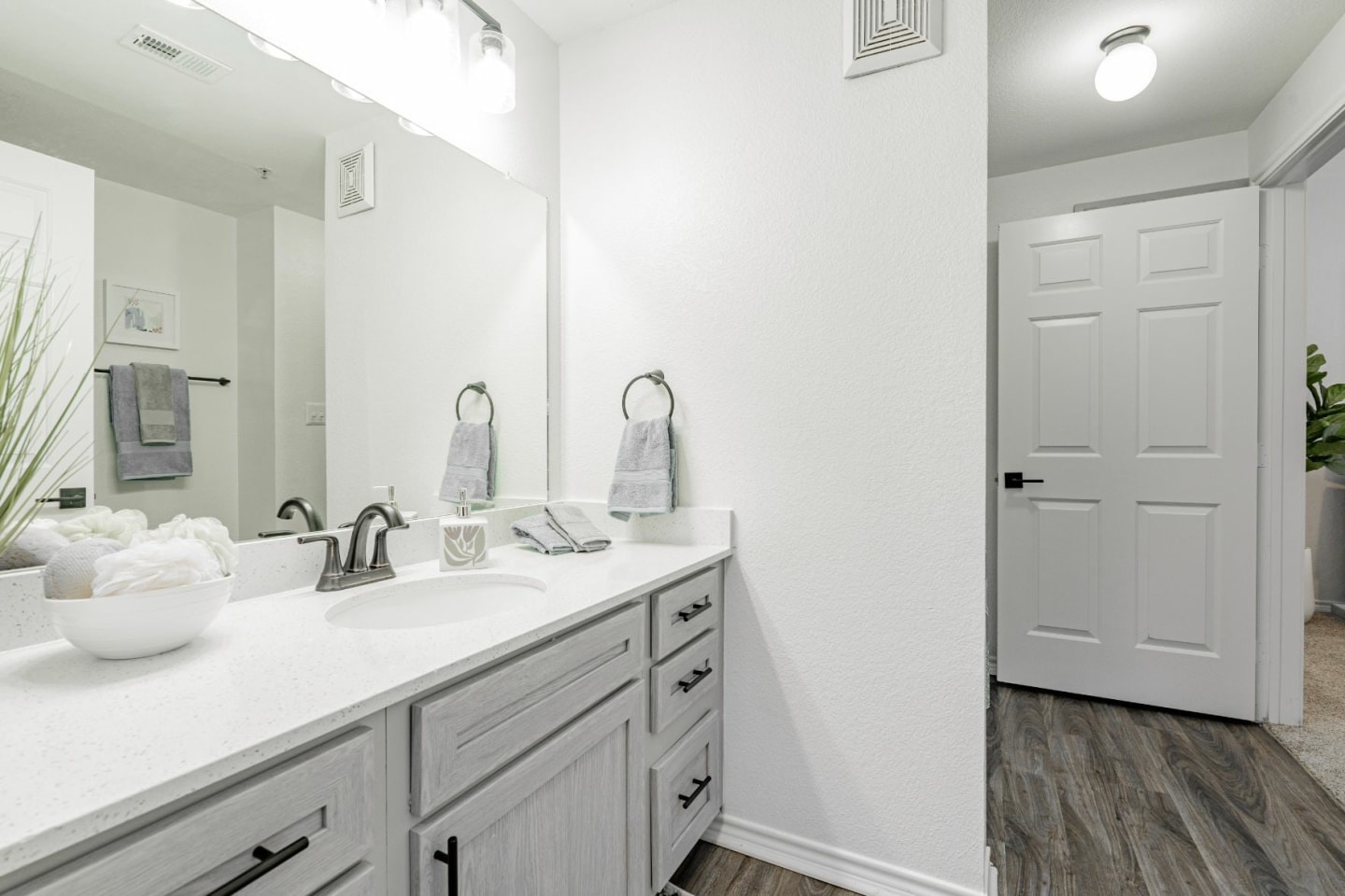 9th St Apartment Image 6