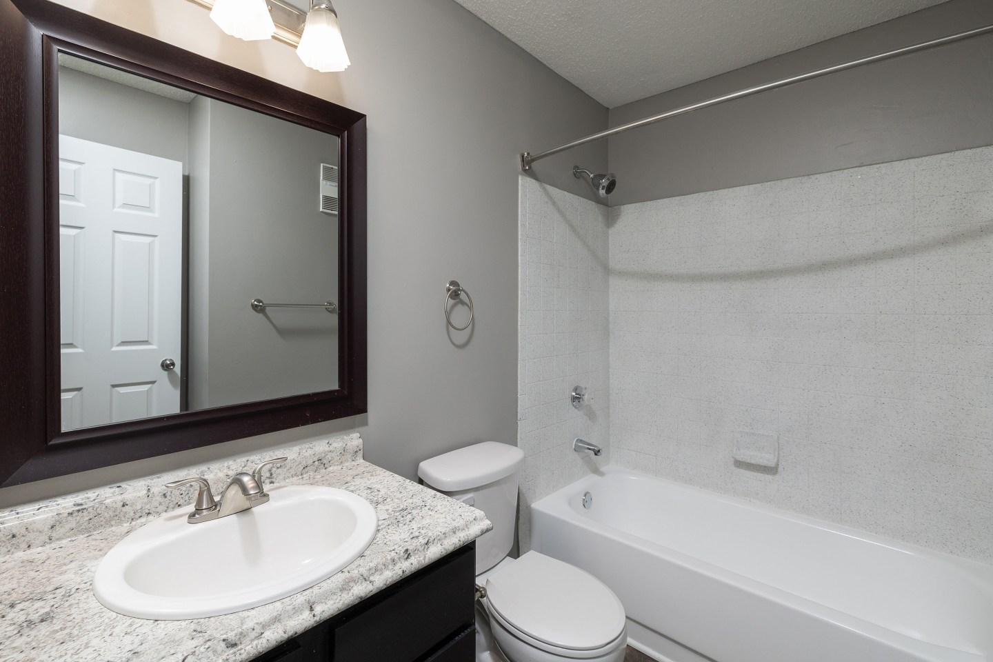 District at Hamilton Place Apartments Image 12