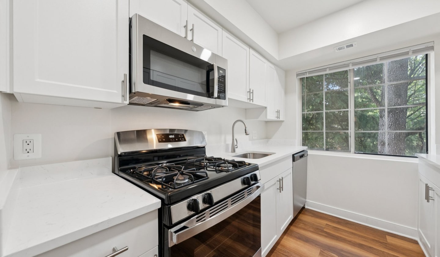 Foxchase Apartments Image 1