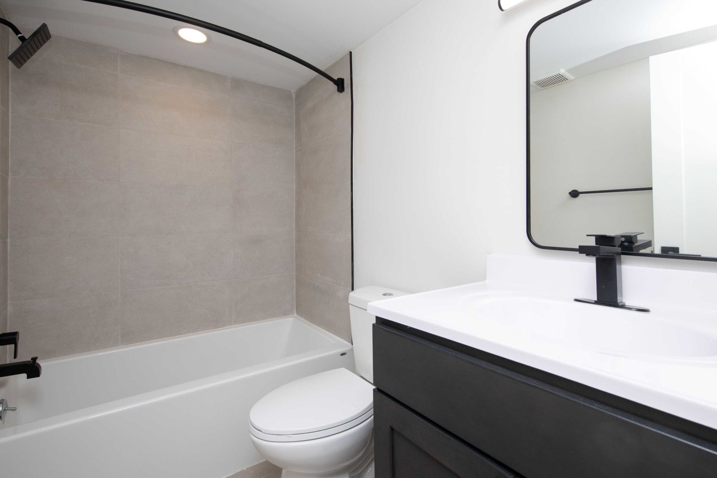 Golf Club Apartments and Townhomes Image 32